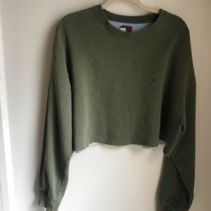 🌞Adorable cropped Tommy Hilfiger sweatshirt!